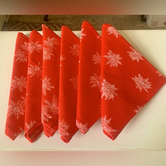 🏃🏻‍♀️‍➡️🏃🏻‍♂️‍➡️2 for $22 item Christmas Poinsettia Cloth Napkins set of 6 - Picture 1 of 3